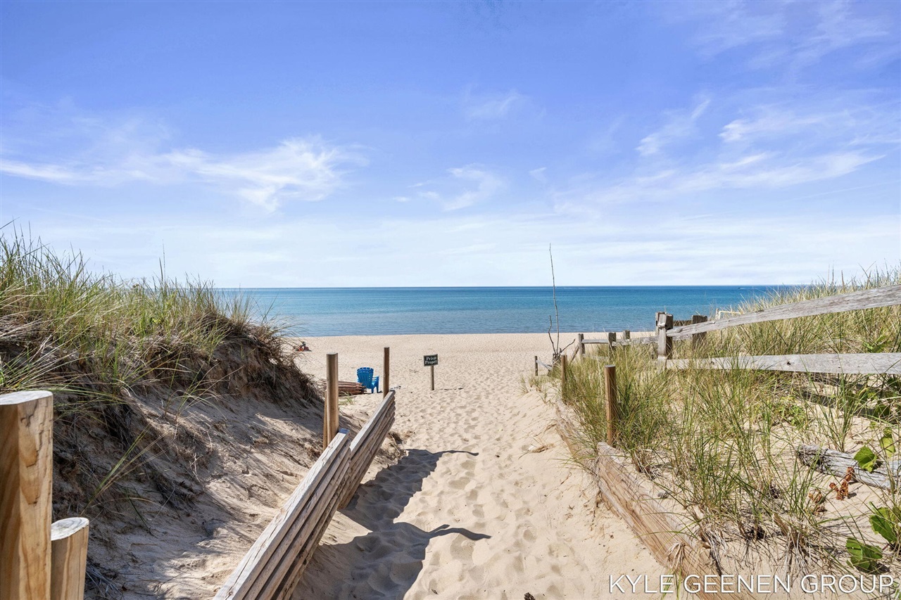 4719 Foxhill Lane Property Photo 4