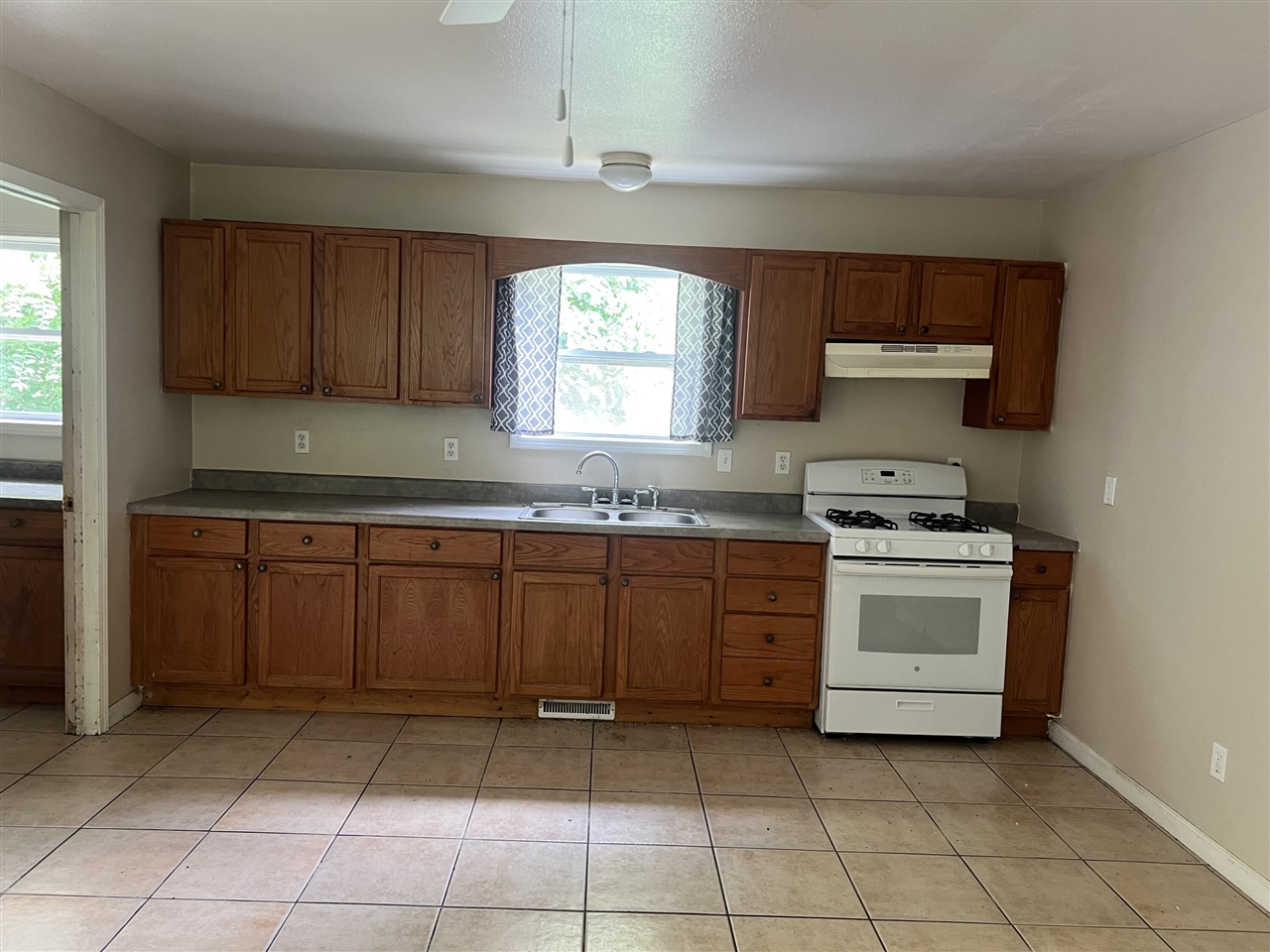 2117 E Jackson Drive Property Photo 2