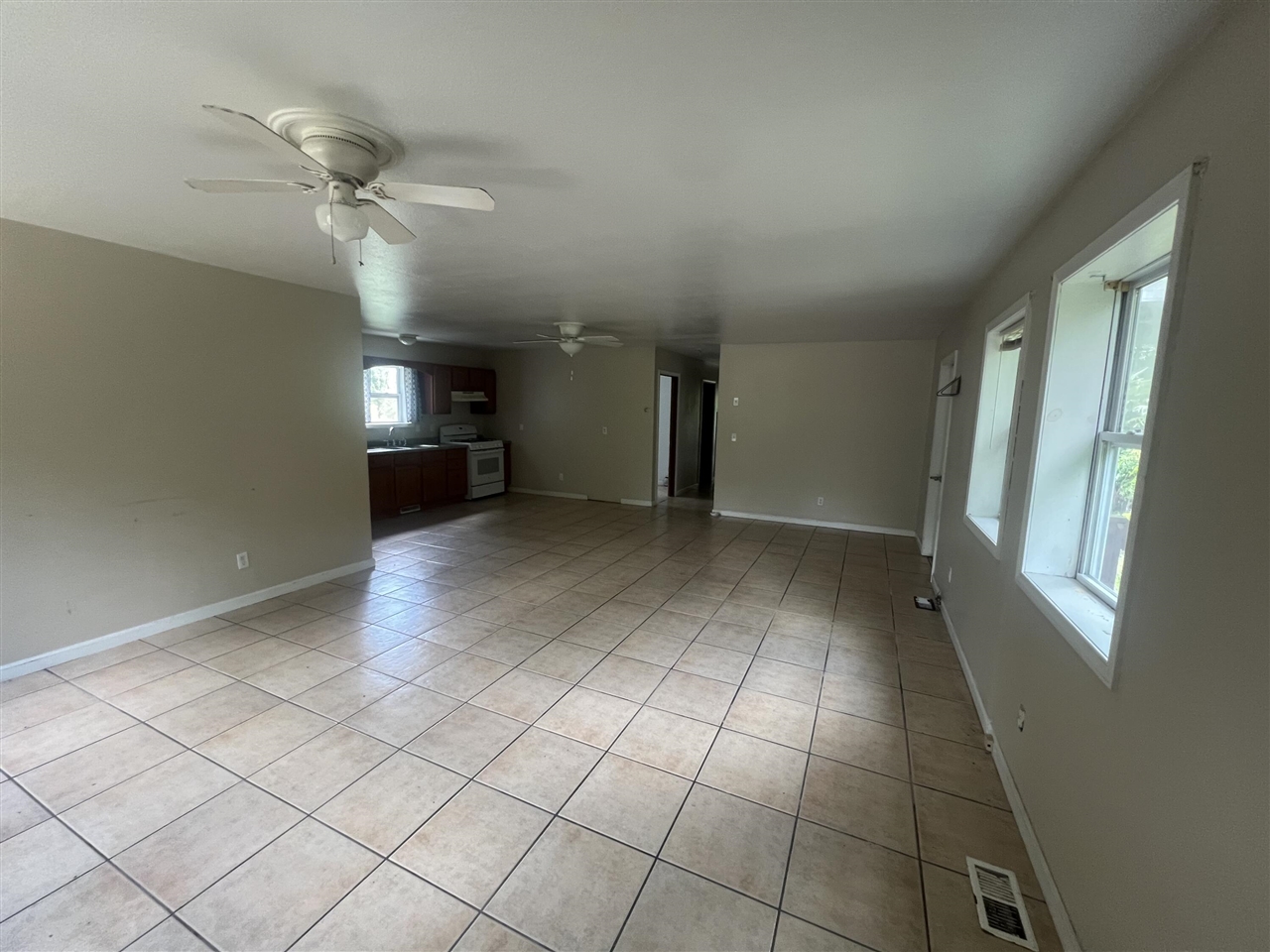 2117 E Jackson Drive Property Photo 3