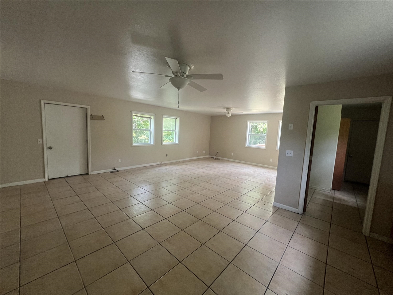 2117 E Jackson Drive Property Photo 4