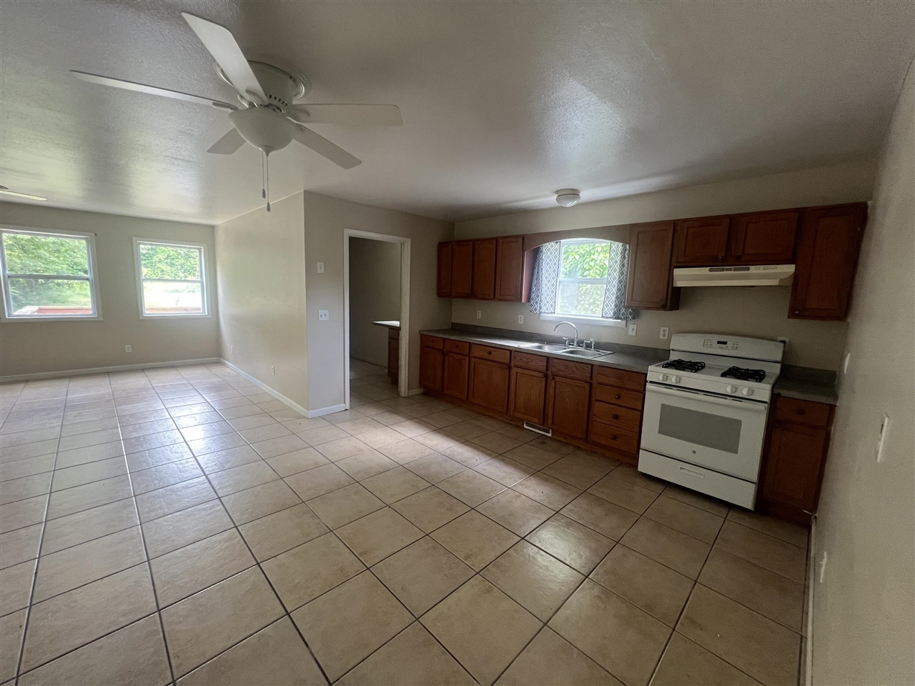 2117 E Jackson Drive Property Photo 5