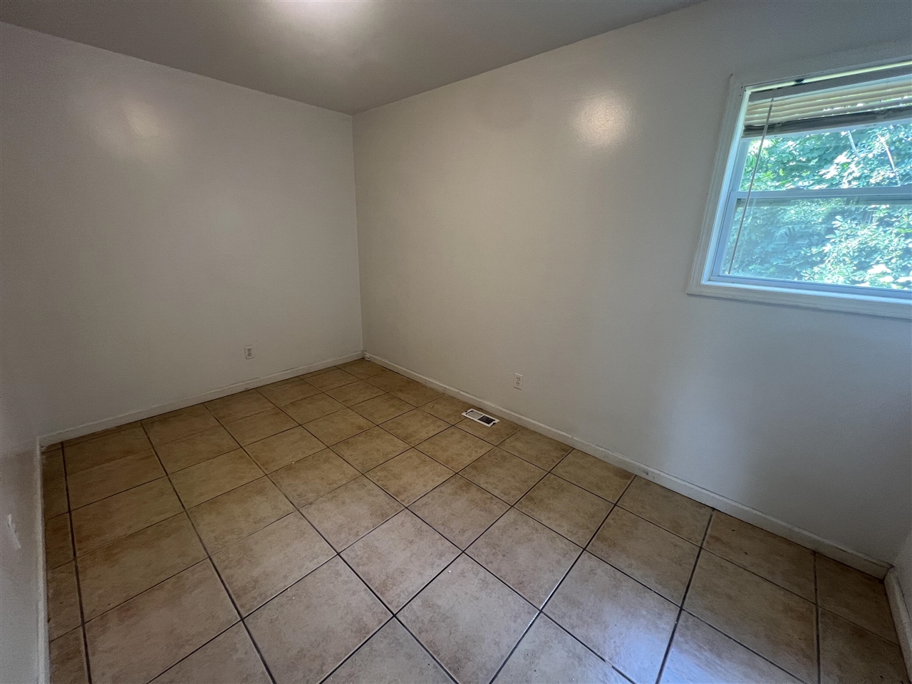 2117 E Jackson Drive Property Photo 7