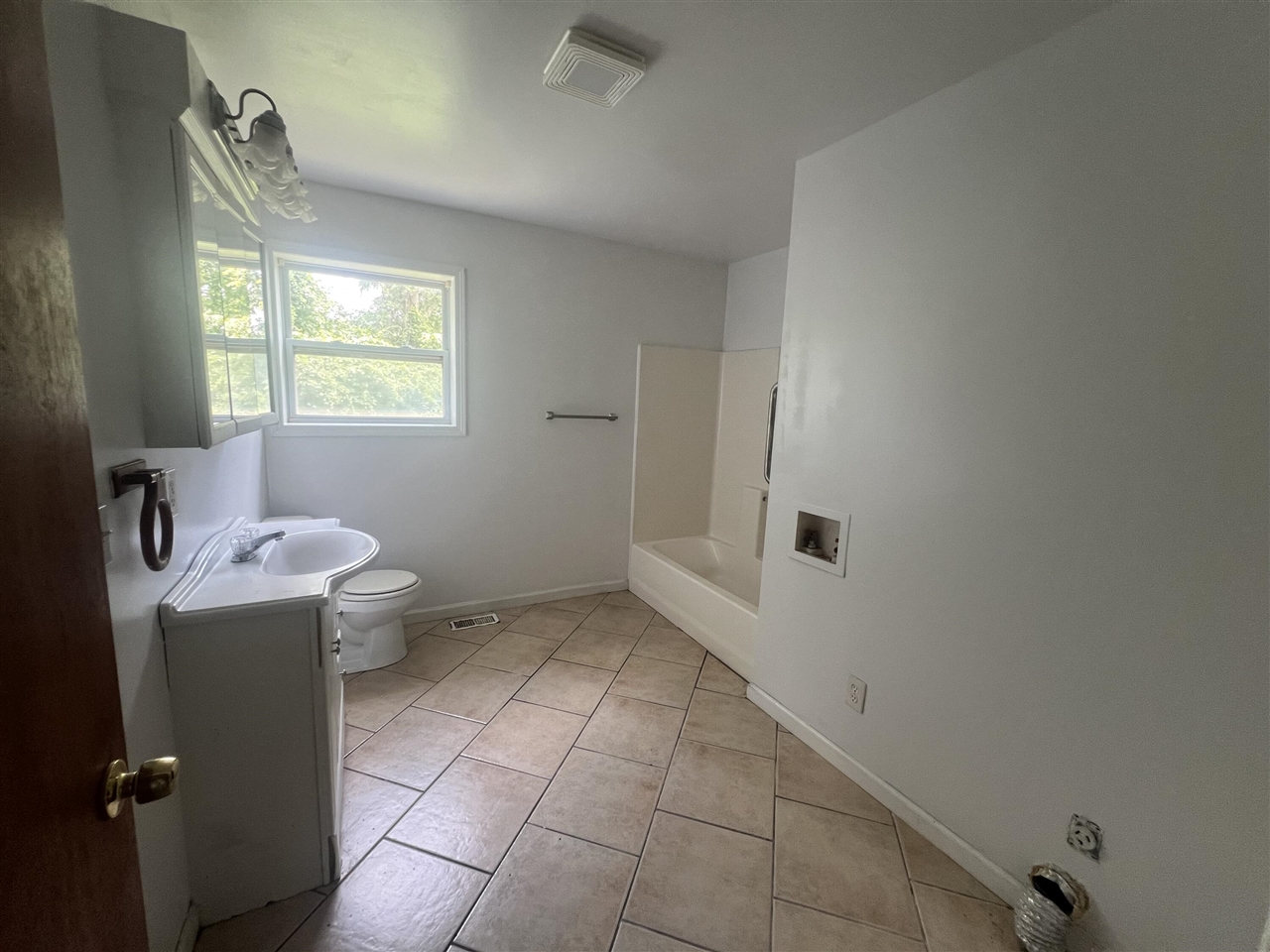 2117 E Jackson Drive Property Photo 10