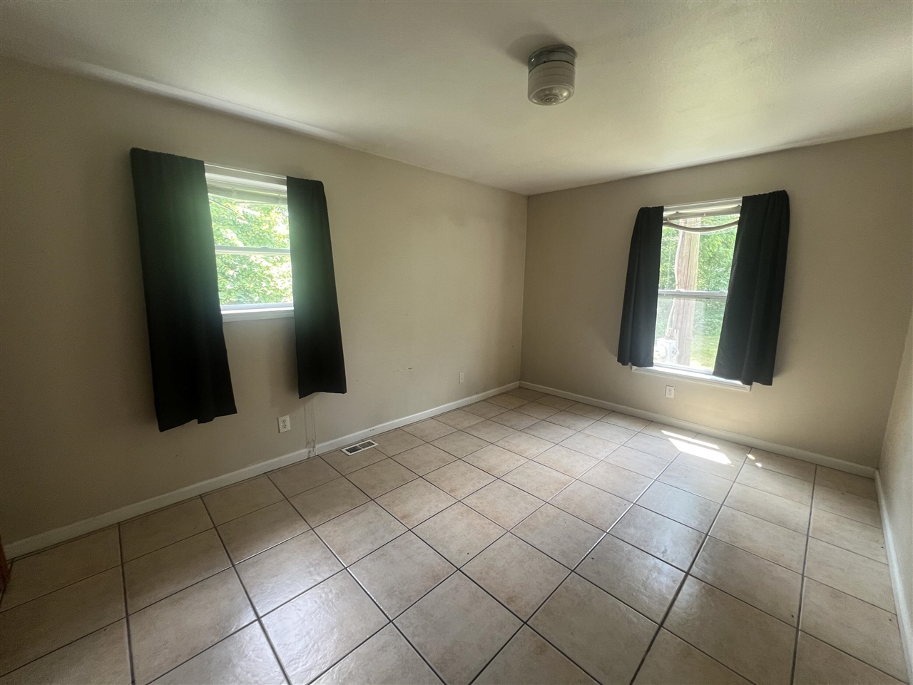 2117 E Jackson Drive Property Photo 12