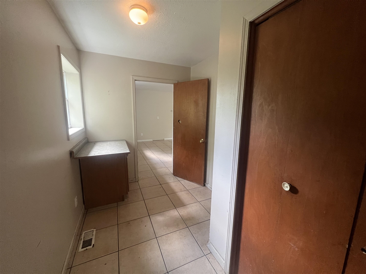 2117 E Jackson Drive Property Photo 13