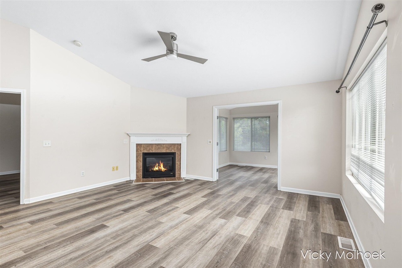 335 E North Street Property Photo 5