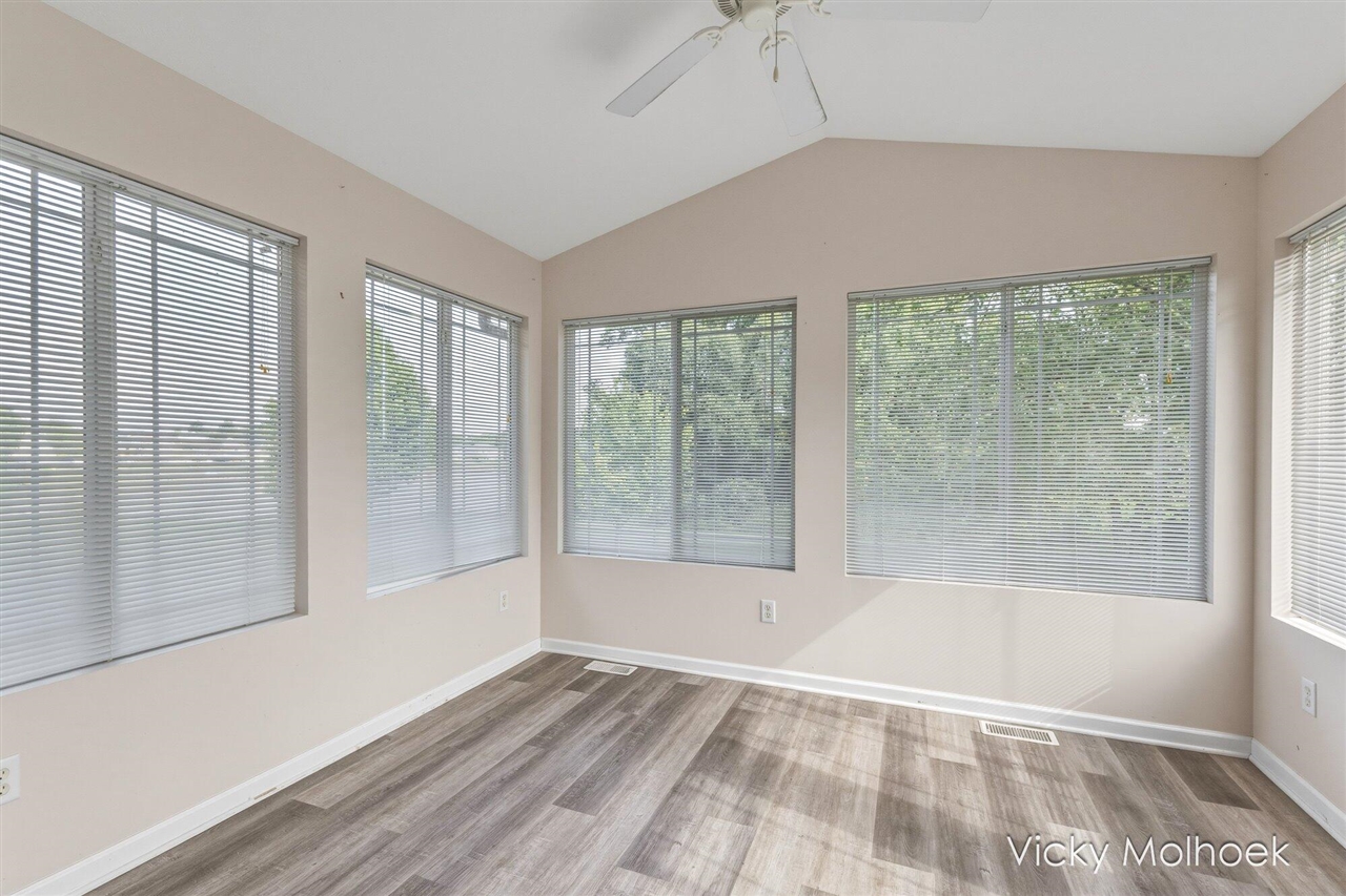 335 E North Street Property Photo 7