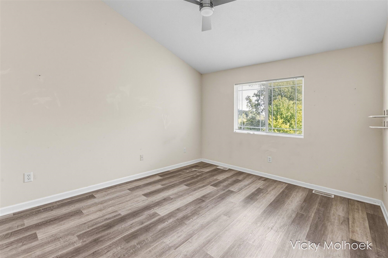 335 E North Street Property Photo 12