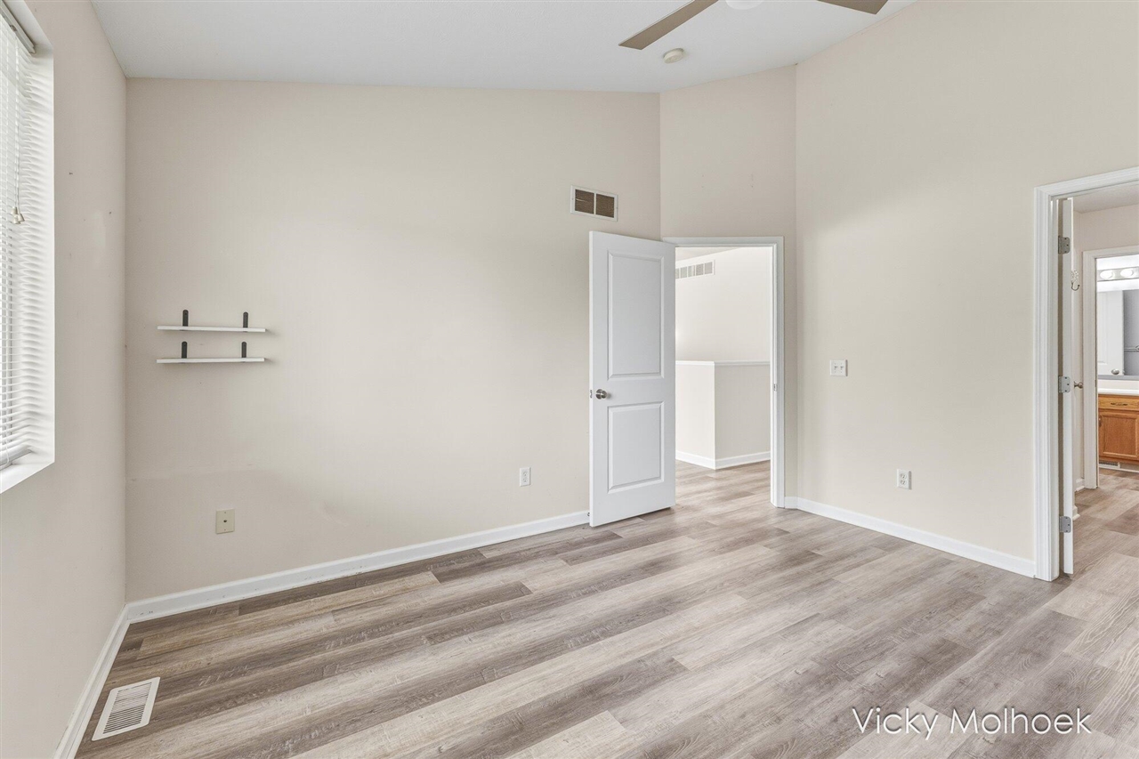 335 E North Street Property Photo 13