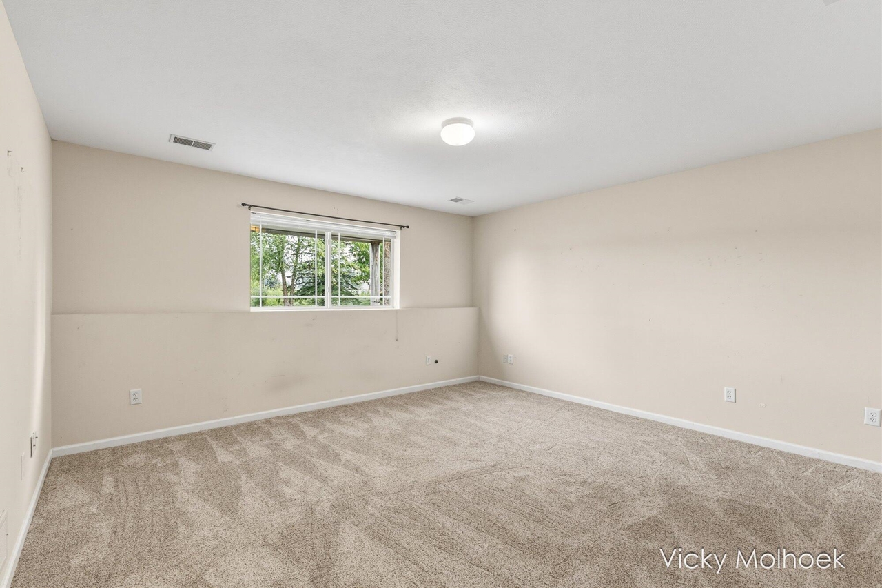 335 E North Street Property Photo 16