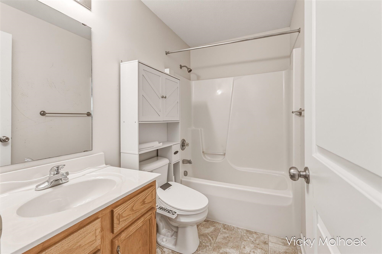 335 E North Street Property Photo 17