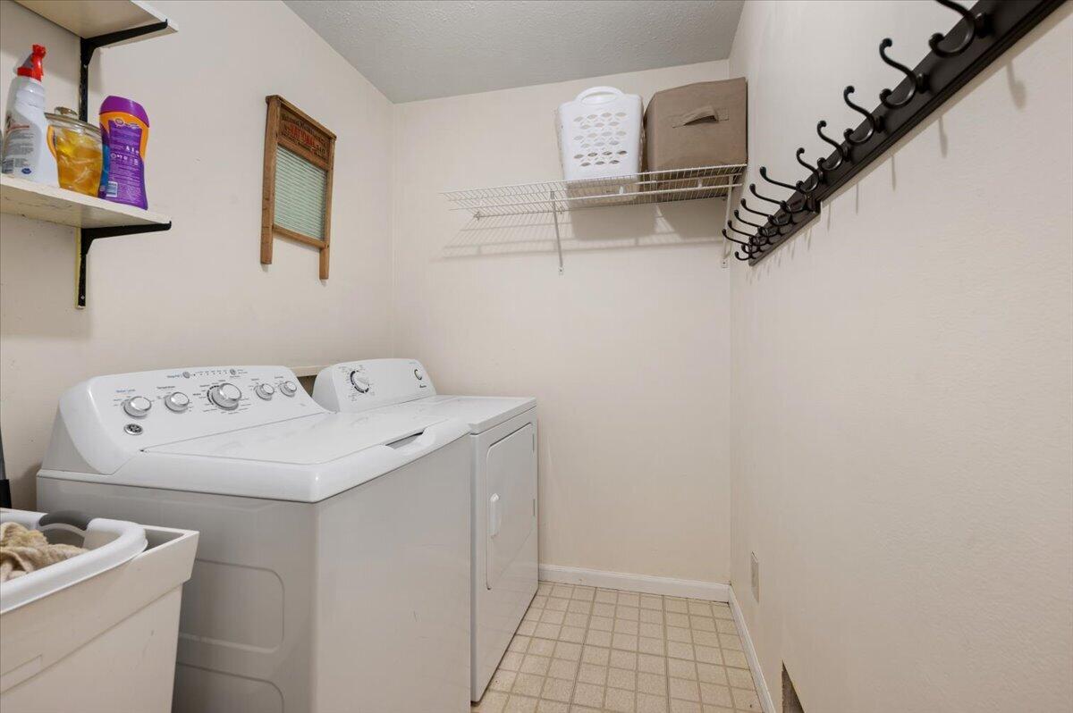16005 Sheridan Road Property Photo 9