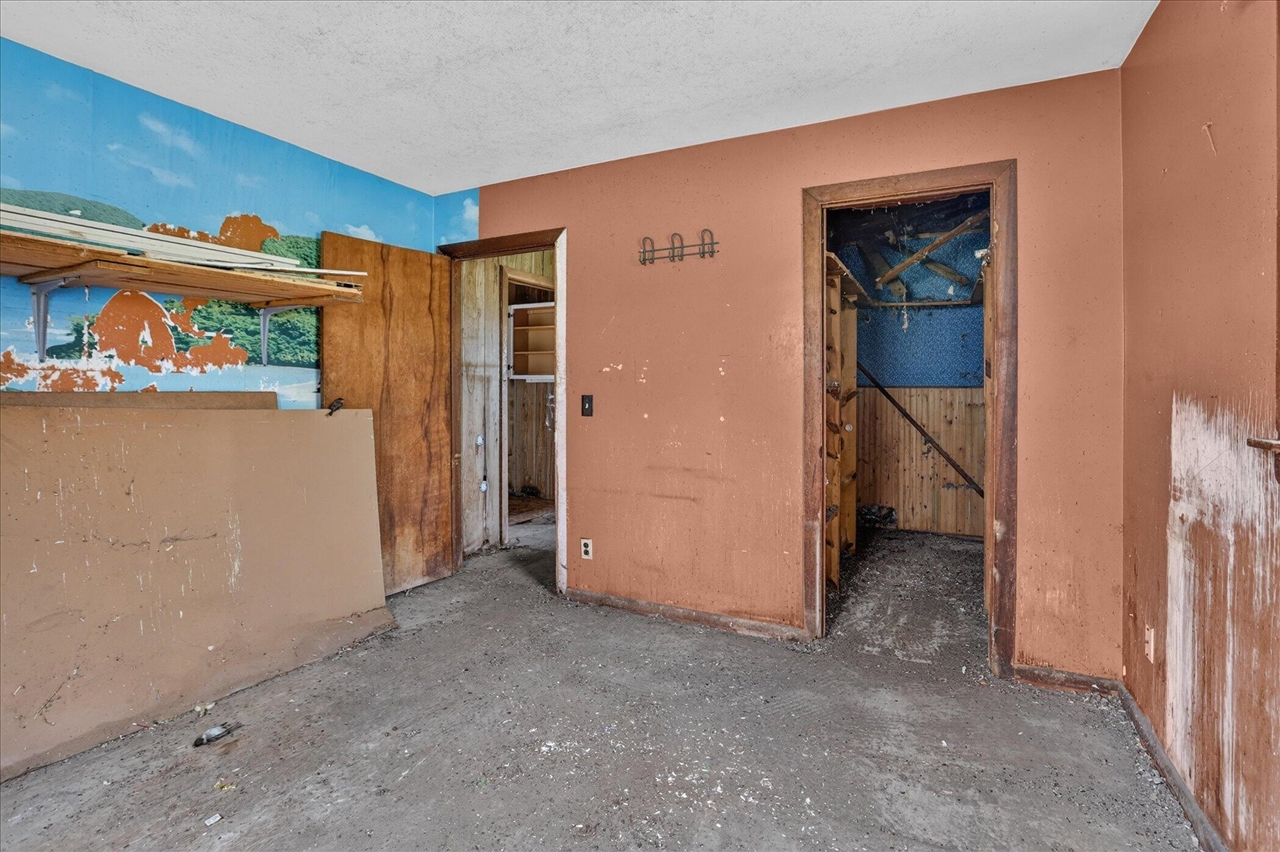 2429 W Huron Line Road Property Photo 9