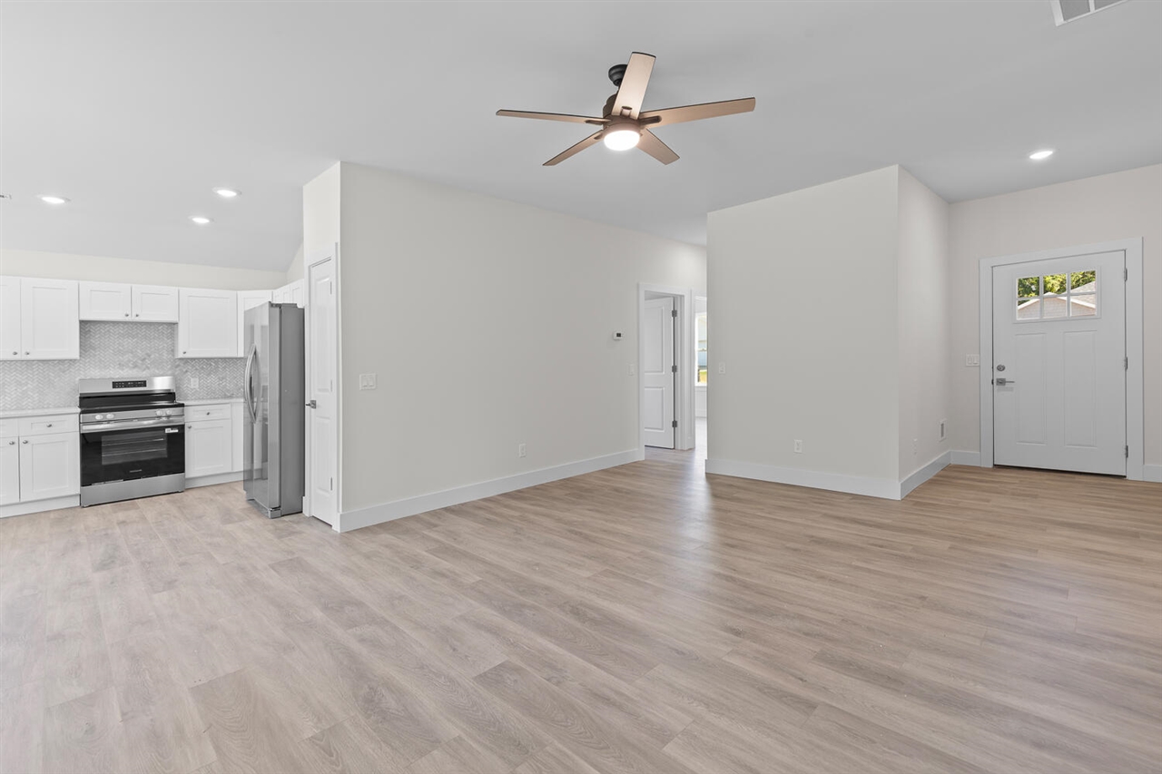 2815 Gady Pines Drive Property Photo 6