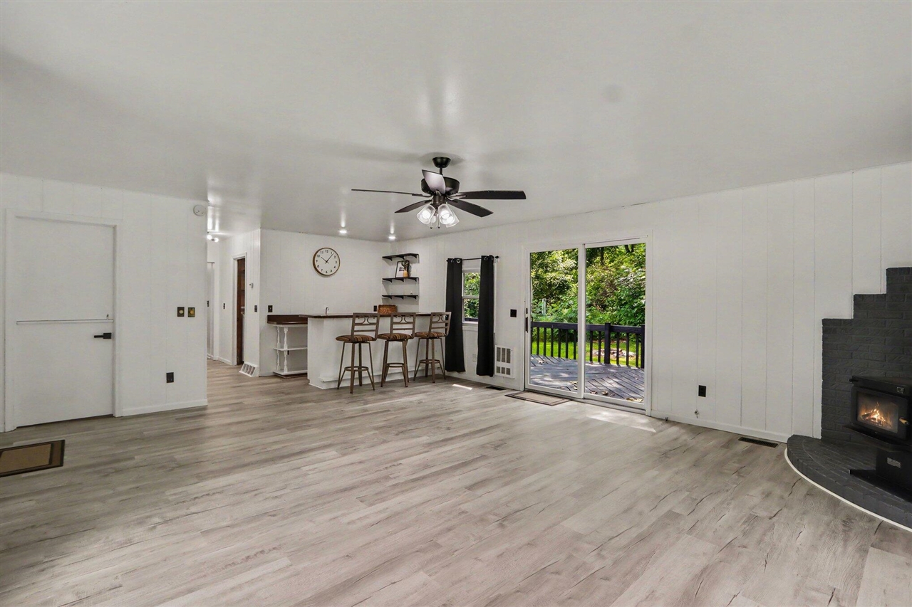 15068 Millard Road Property Photo 7