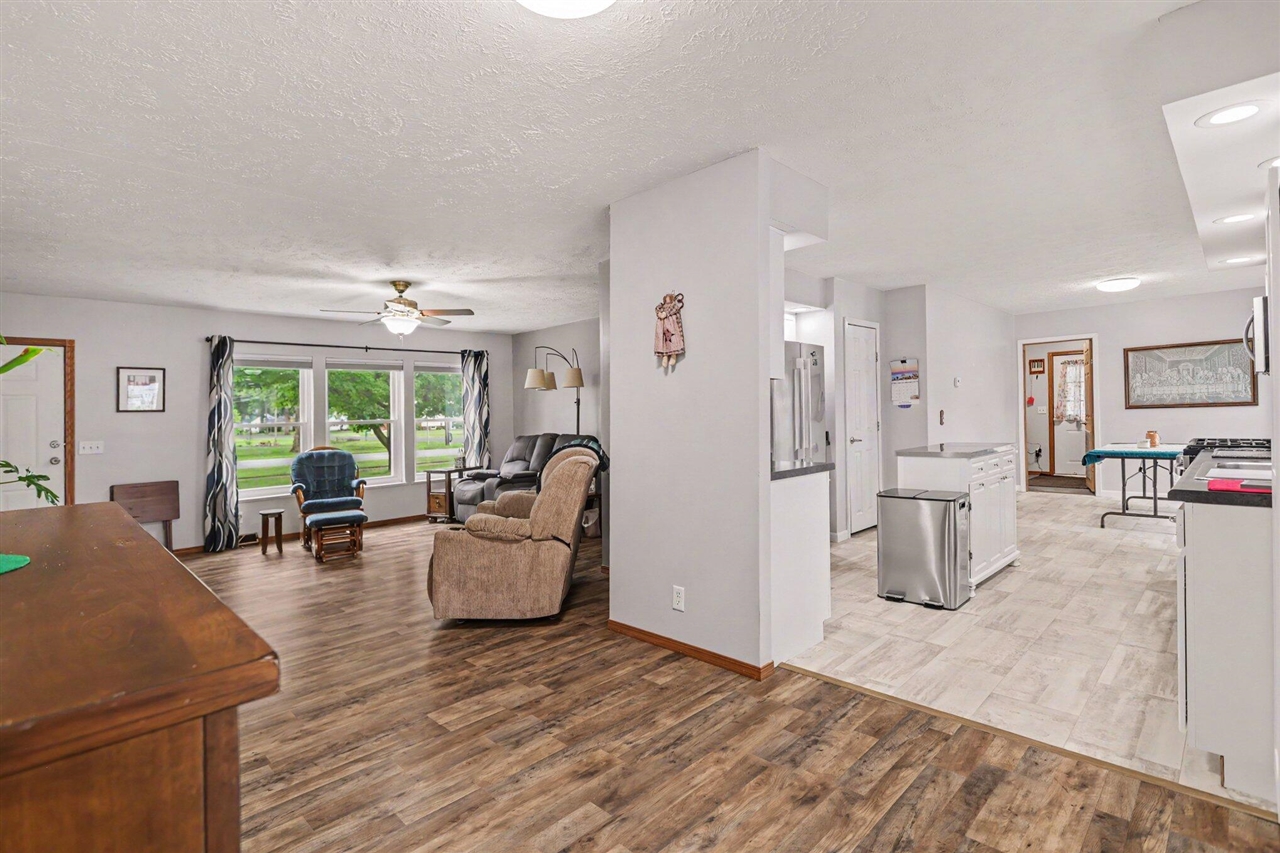 204 E Holcomb Street Property Photo 6