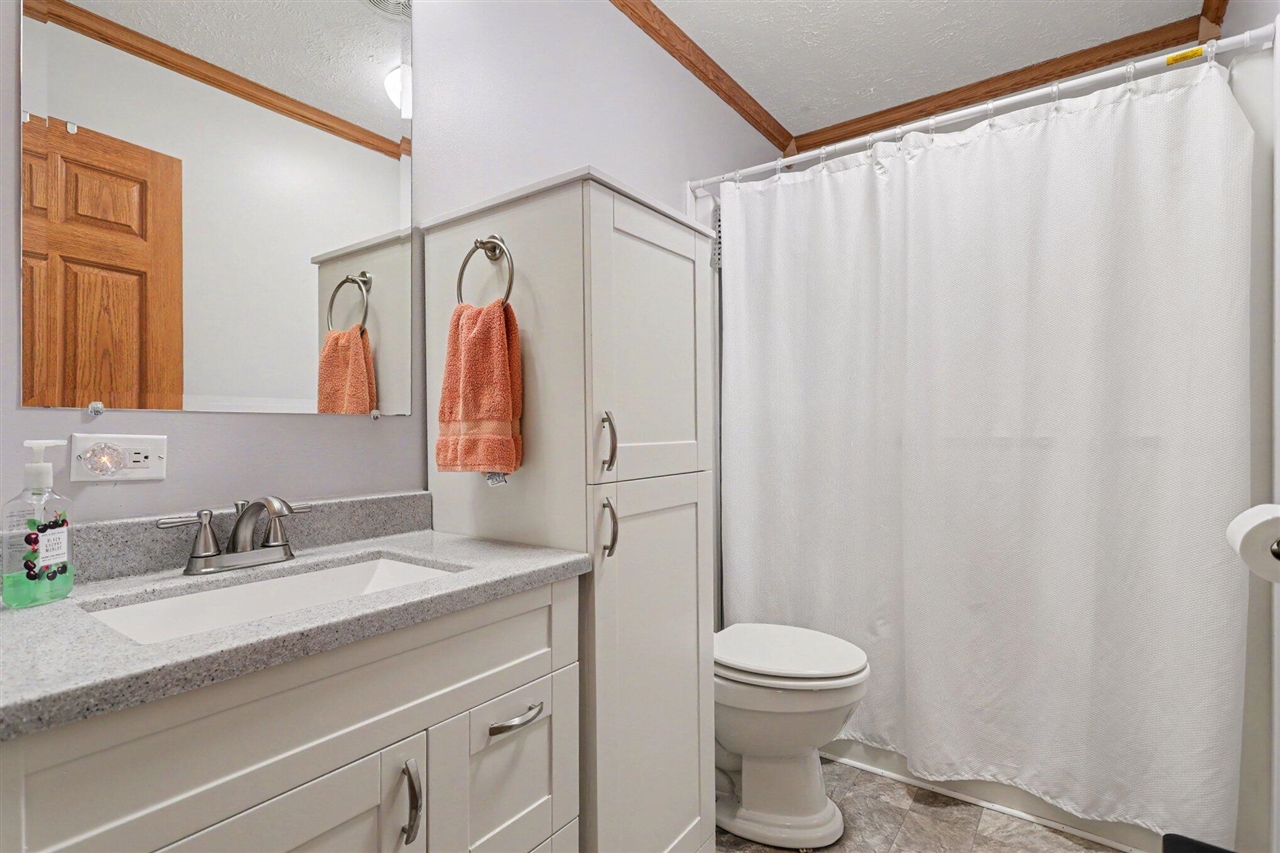 204 E Holcomb Street Property Photo 18