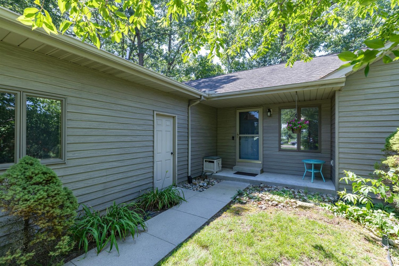 61763 Crestlane Drive Property Photo 6