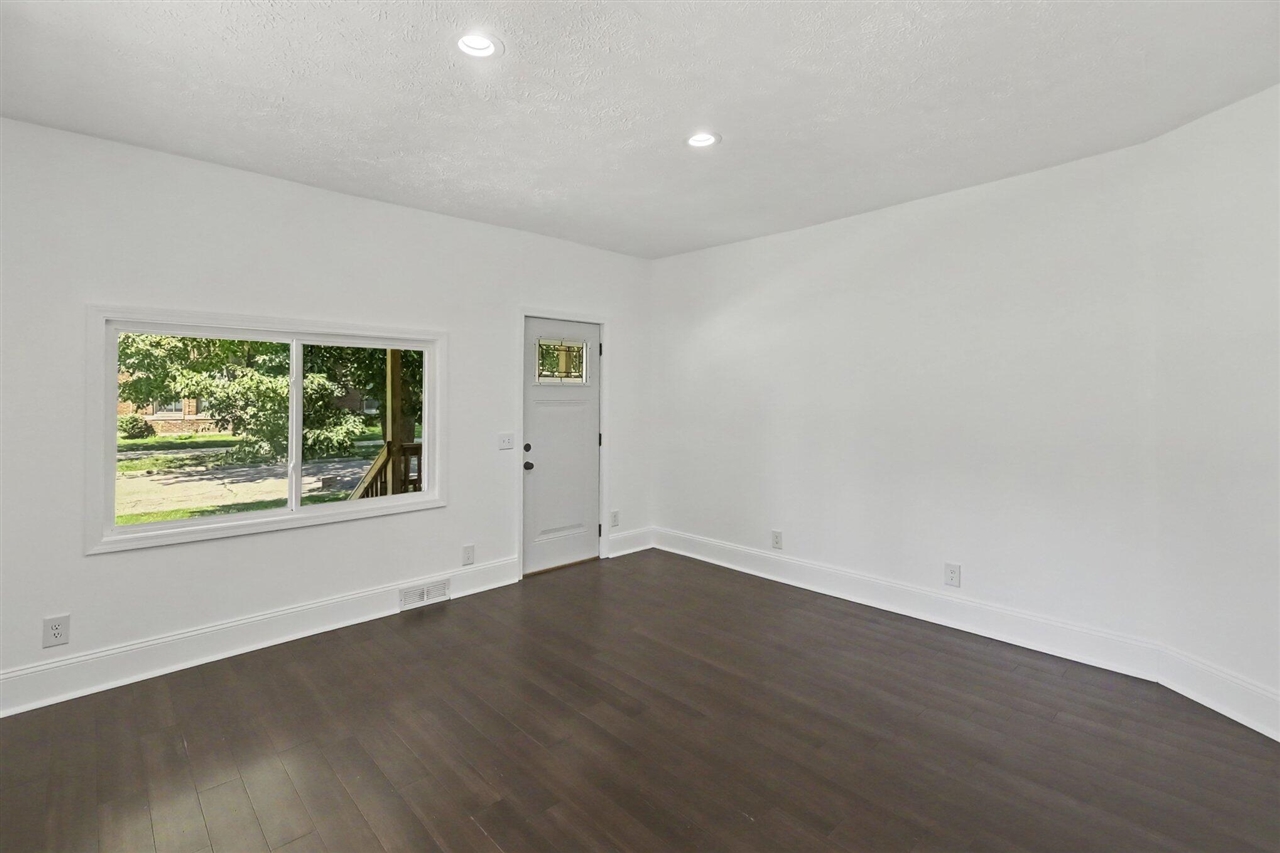 211 King Street Property Photo 5