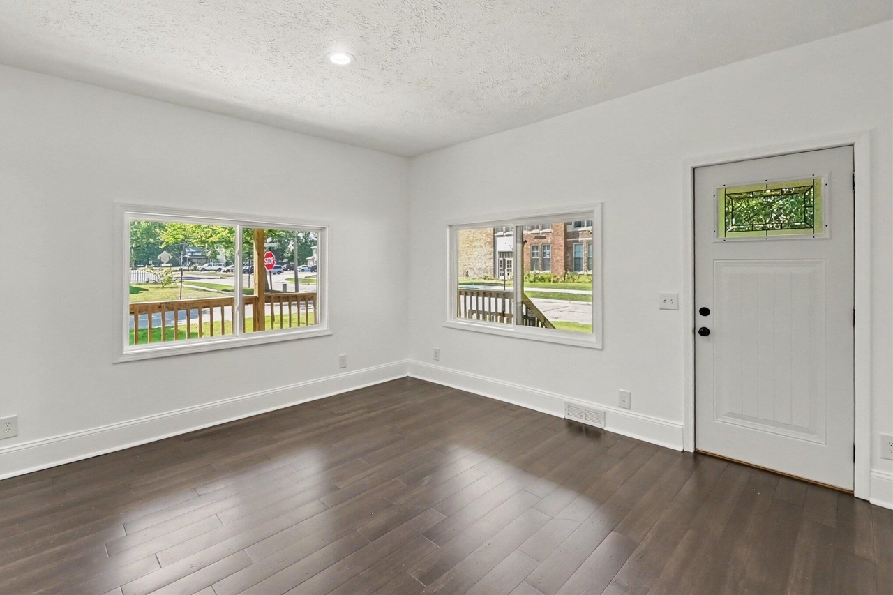211 King Street Property Photo 6