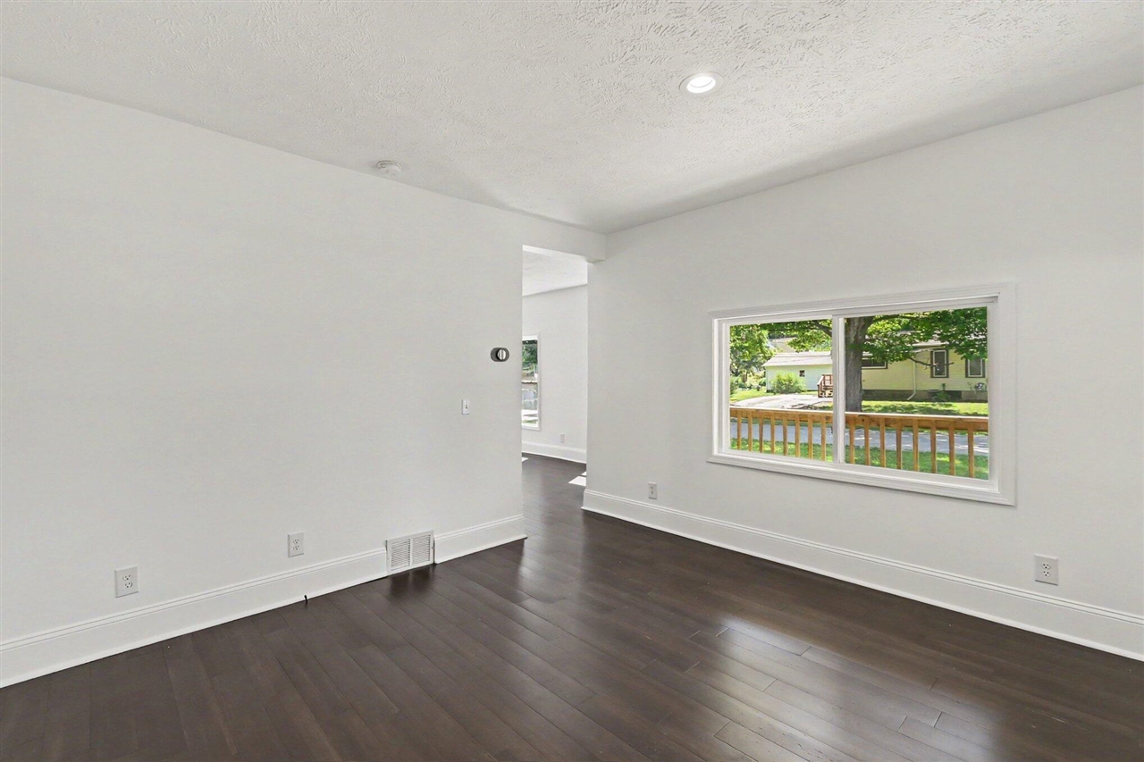 211 King Street Property Photo 7