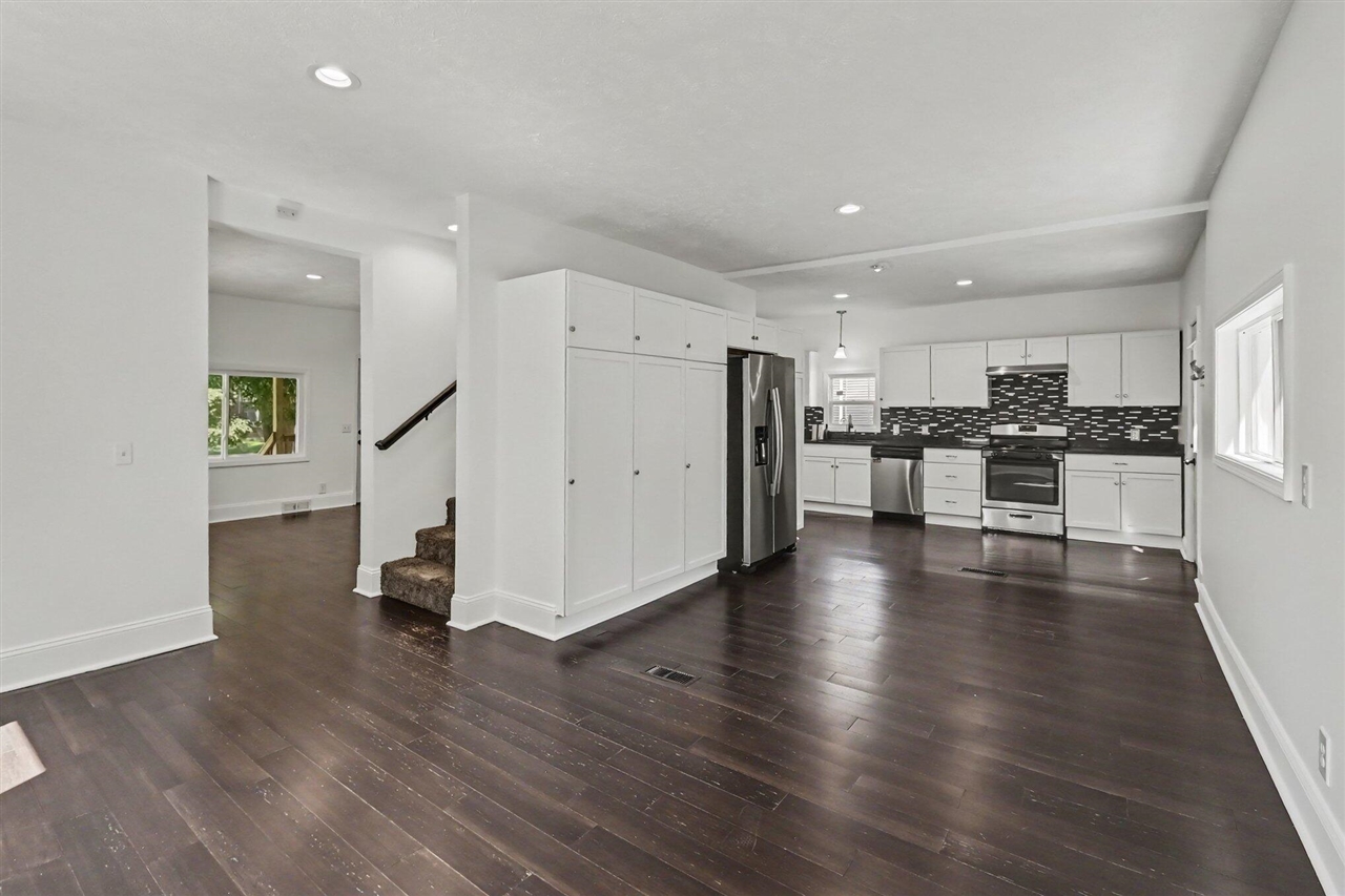 211 King Street Property Photo 9
