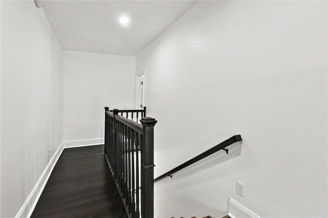 211 King Street Property Photo 14