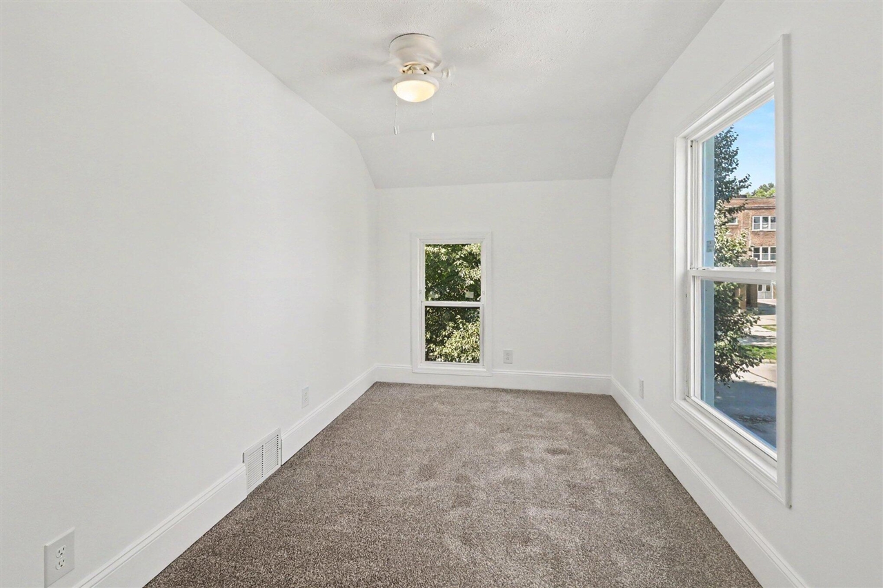 211 King Street Property Photo 16