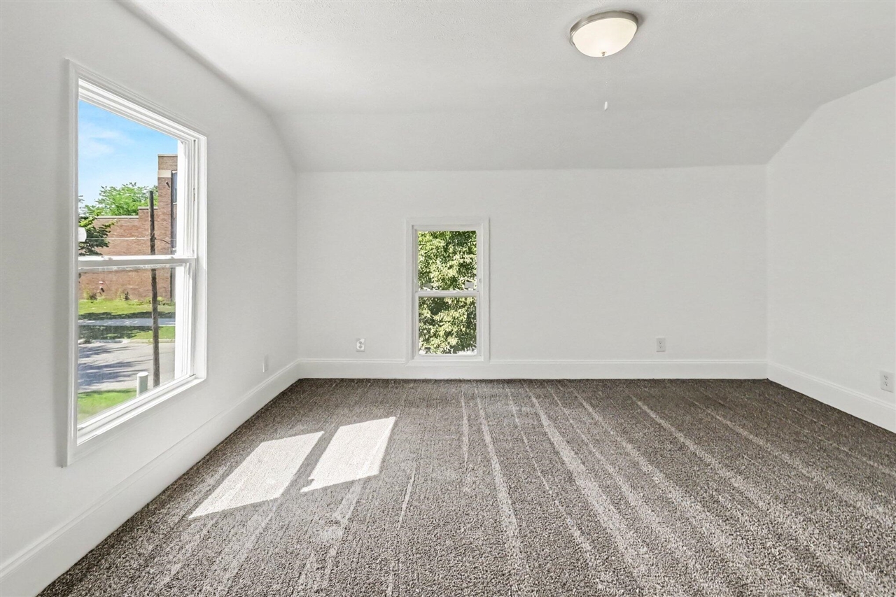 211 King Street Property Photo 17