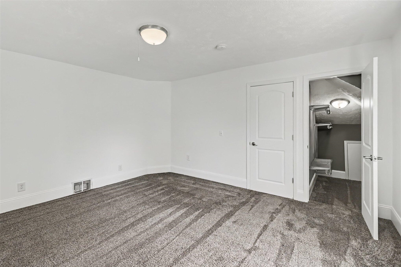 211 King Street Property Photo 18