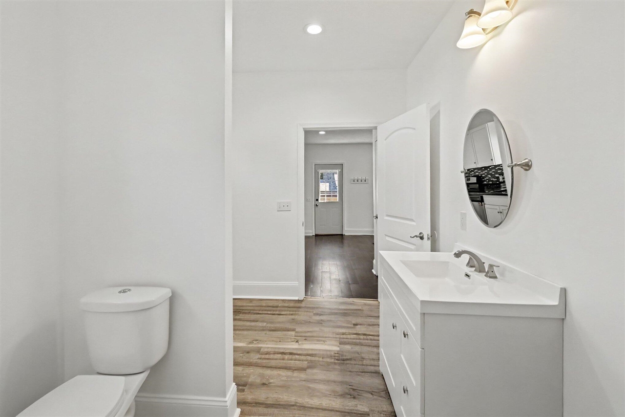 211 King Street Property Photo 19