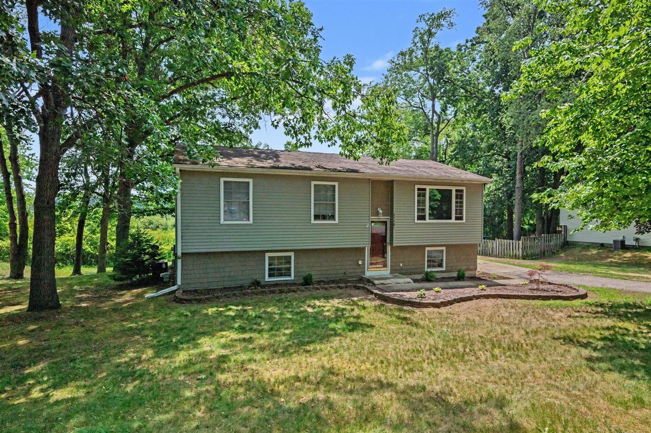 25581 Pleasant Drive Property Photo 2