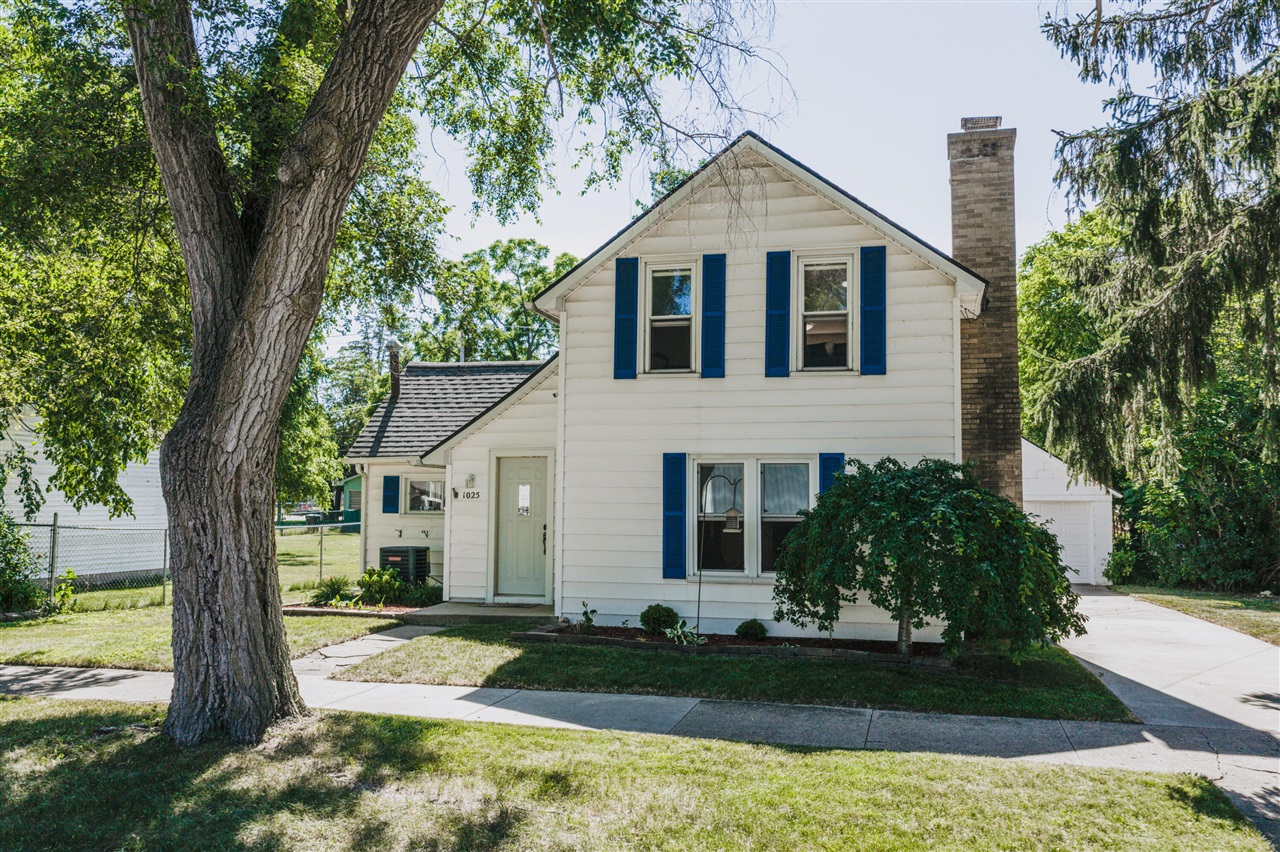 1025 Marion Avenue Property Photo 1