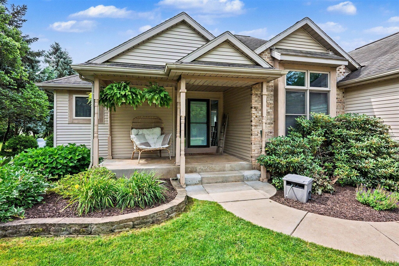 12265 Riverside Drive Property Photo 4