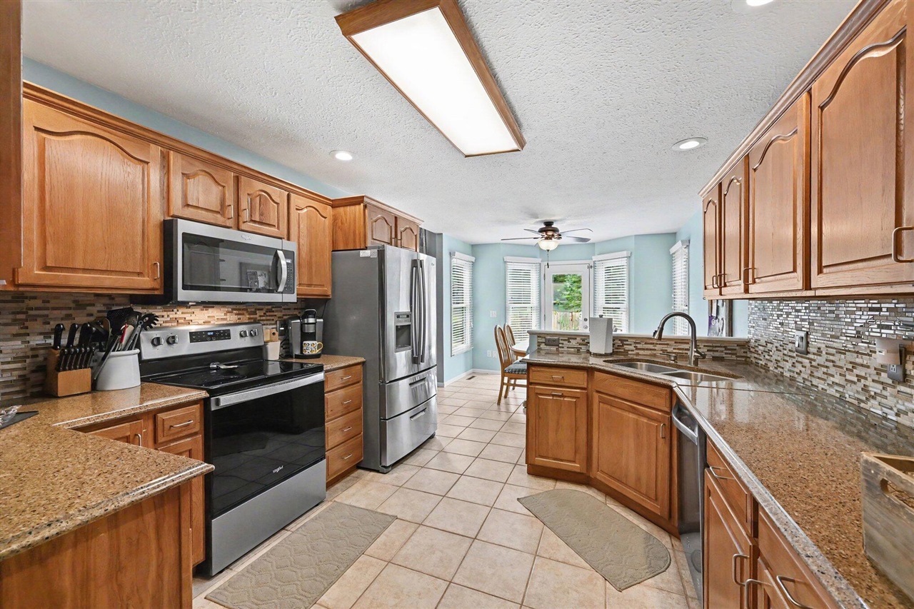 12265 Riverside Drive Property Photo 6