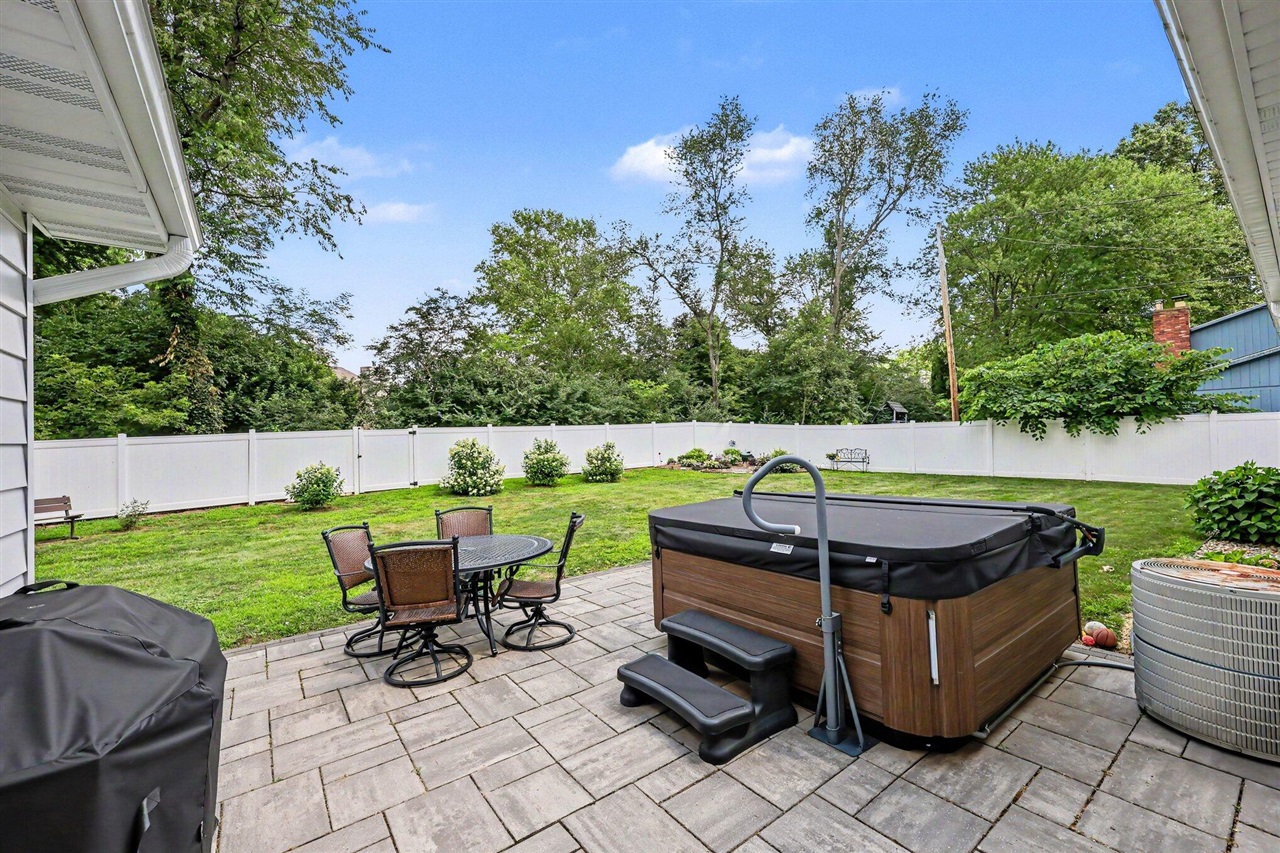 4815 Firethorne Drive Property Photo 8