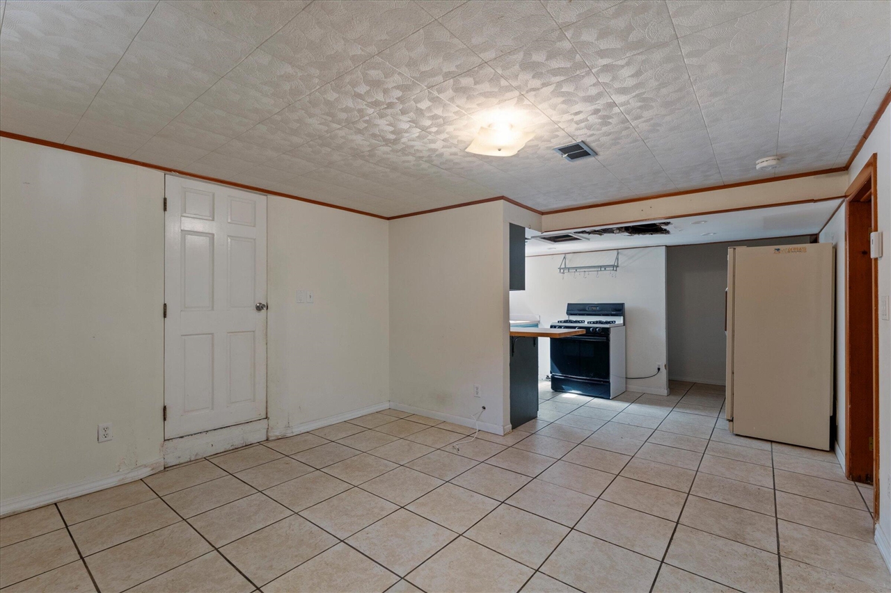 8696 Maplewood Drive Property Photo 7