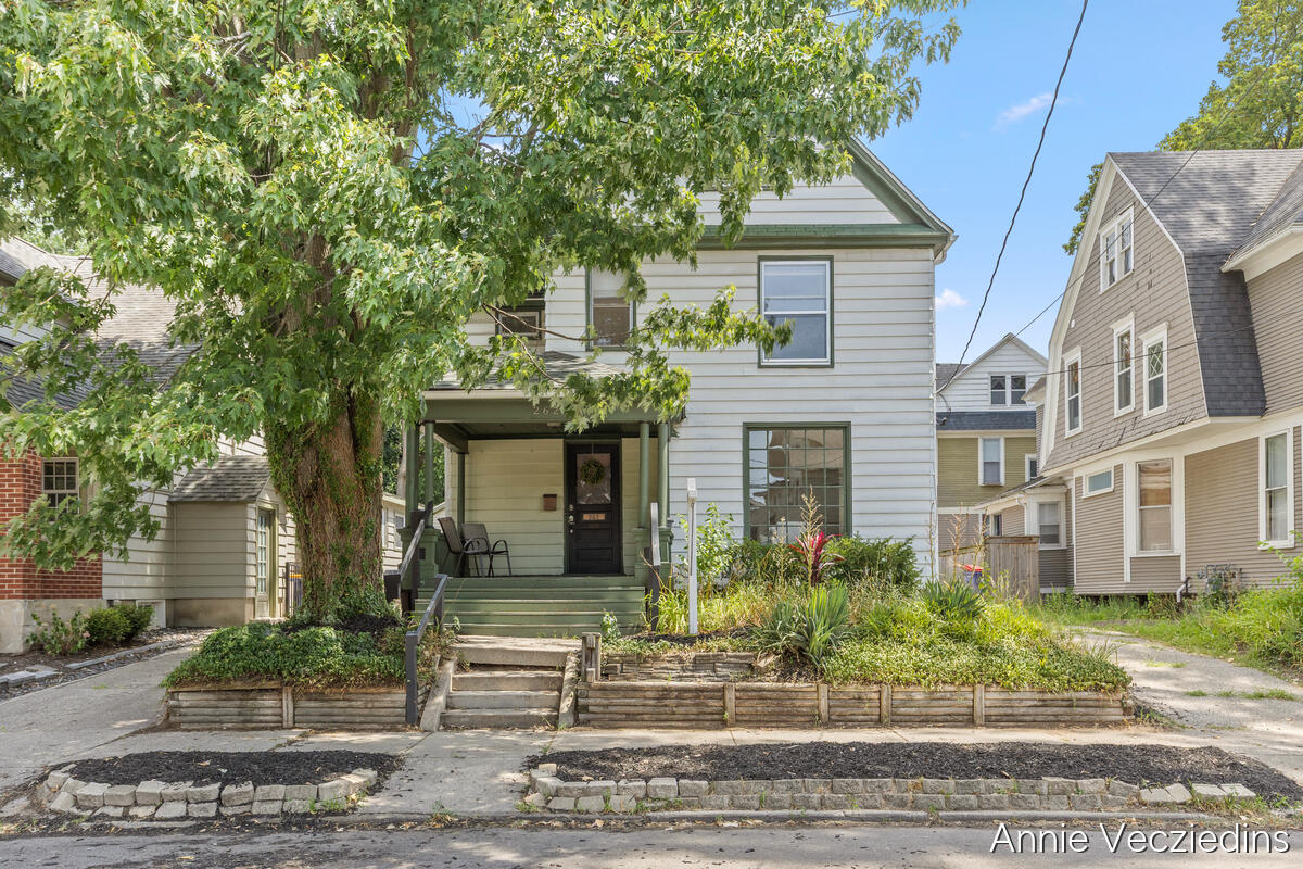 262 Hollister Avenue Property Photo 1