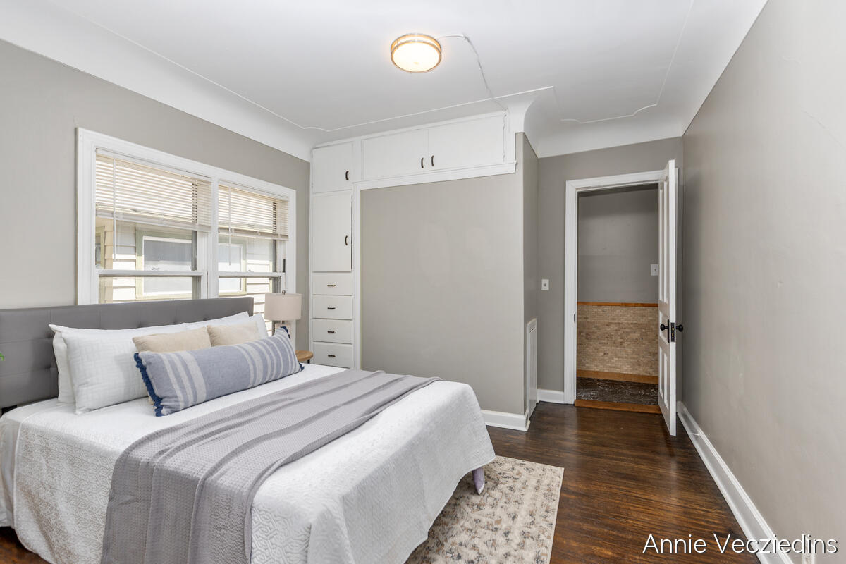 262 Hollister Avenue Property Photo 4