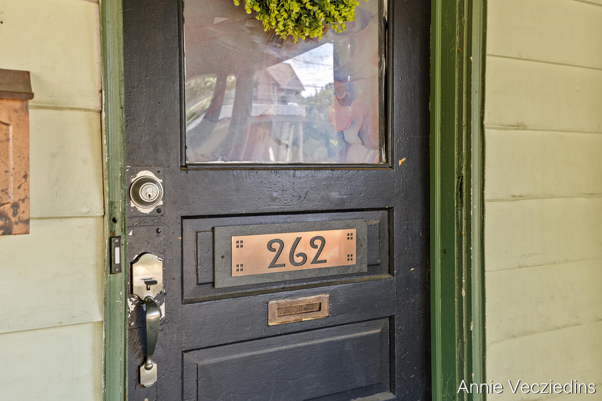 262 Hollister Avenue Property Photo 8