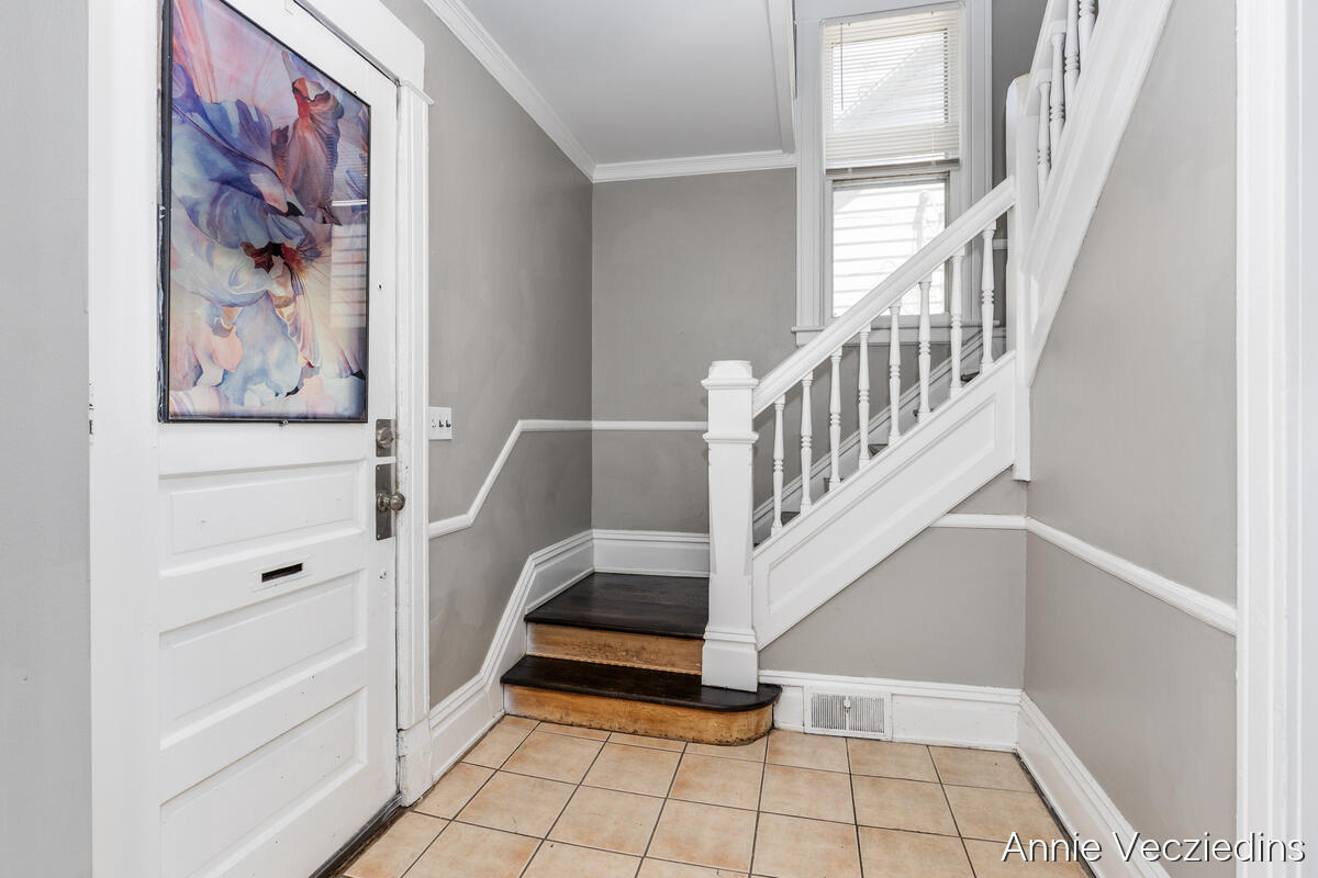 262 Hollister Avenue Property Photo 9