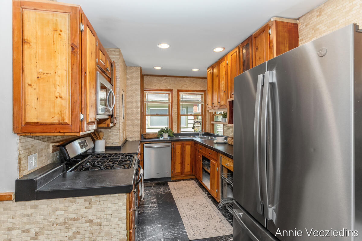 262 Hollister Avenue Property Photo 16