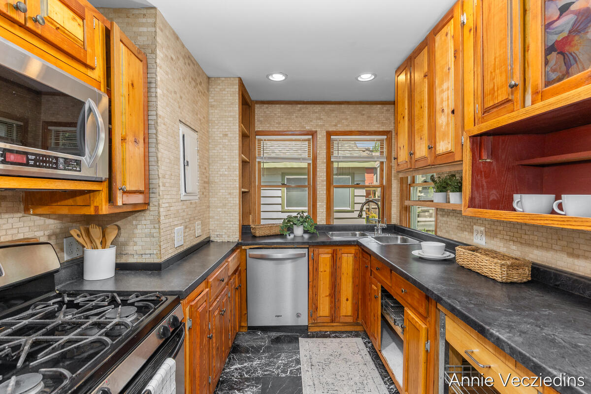 262 Hollister Avenue Property Photo 17