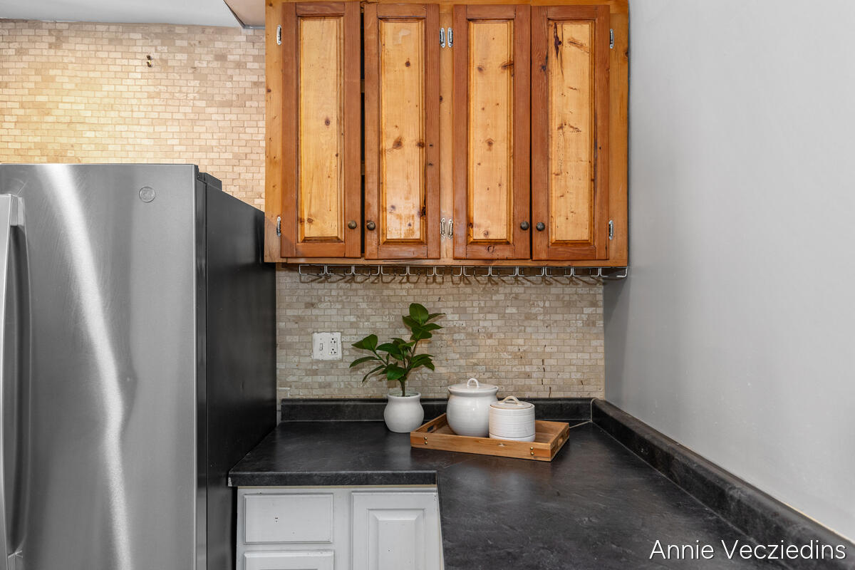 262 Hollister Avenue Property Photo 18