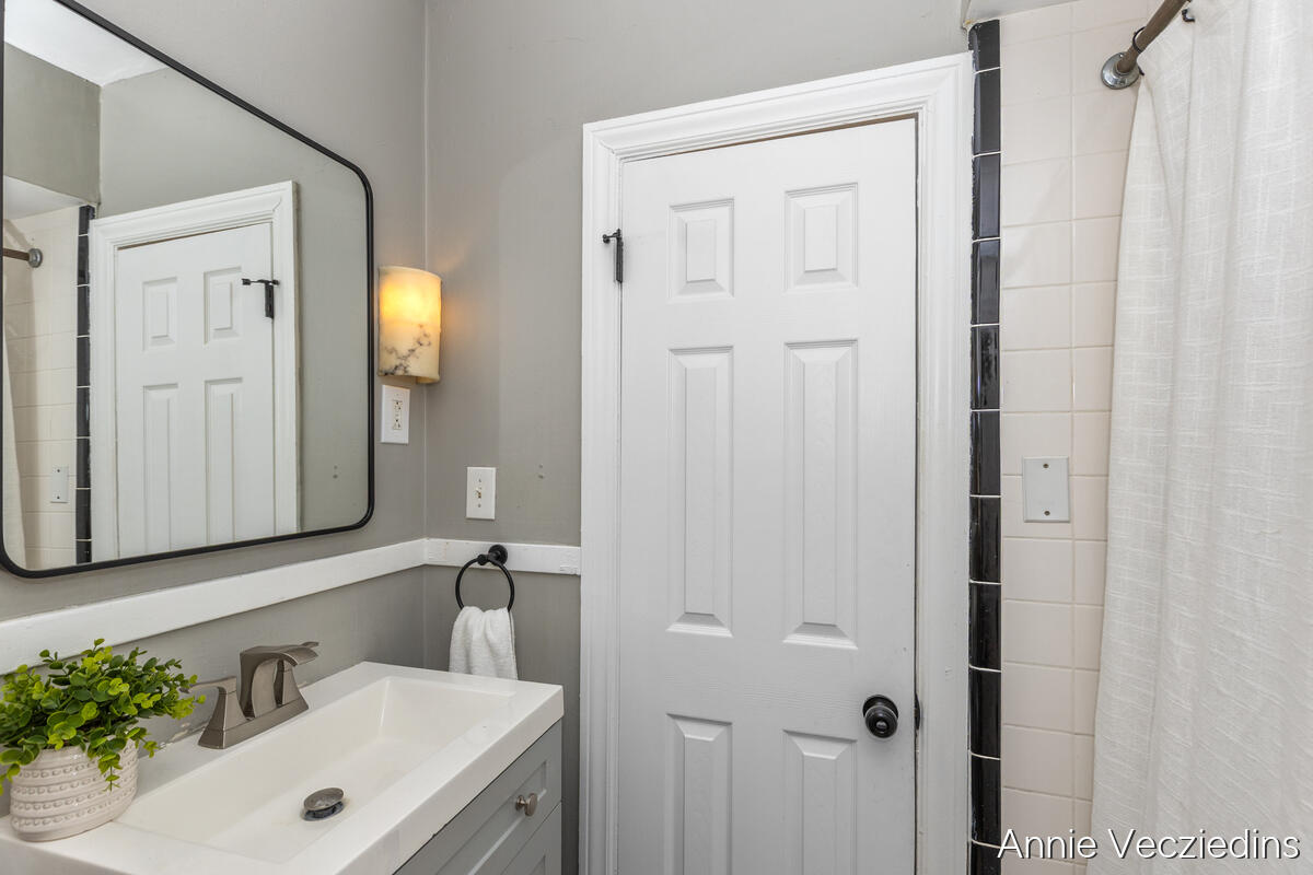 262 Hollister Avenue Property Photo 19