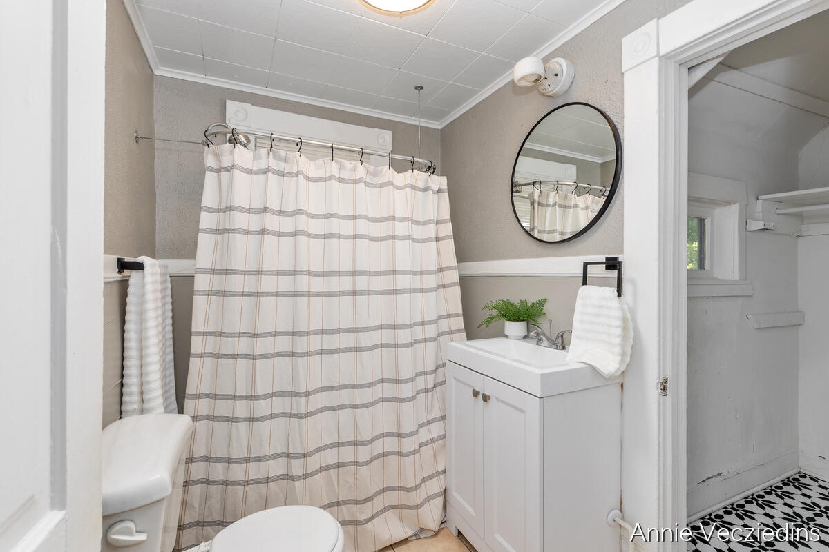 262 Hollister Avenue Property Photo 27