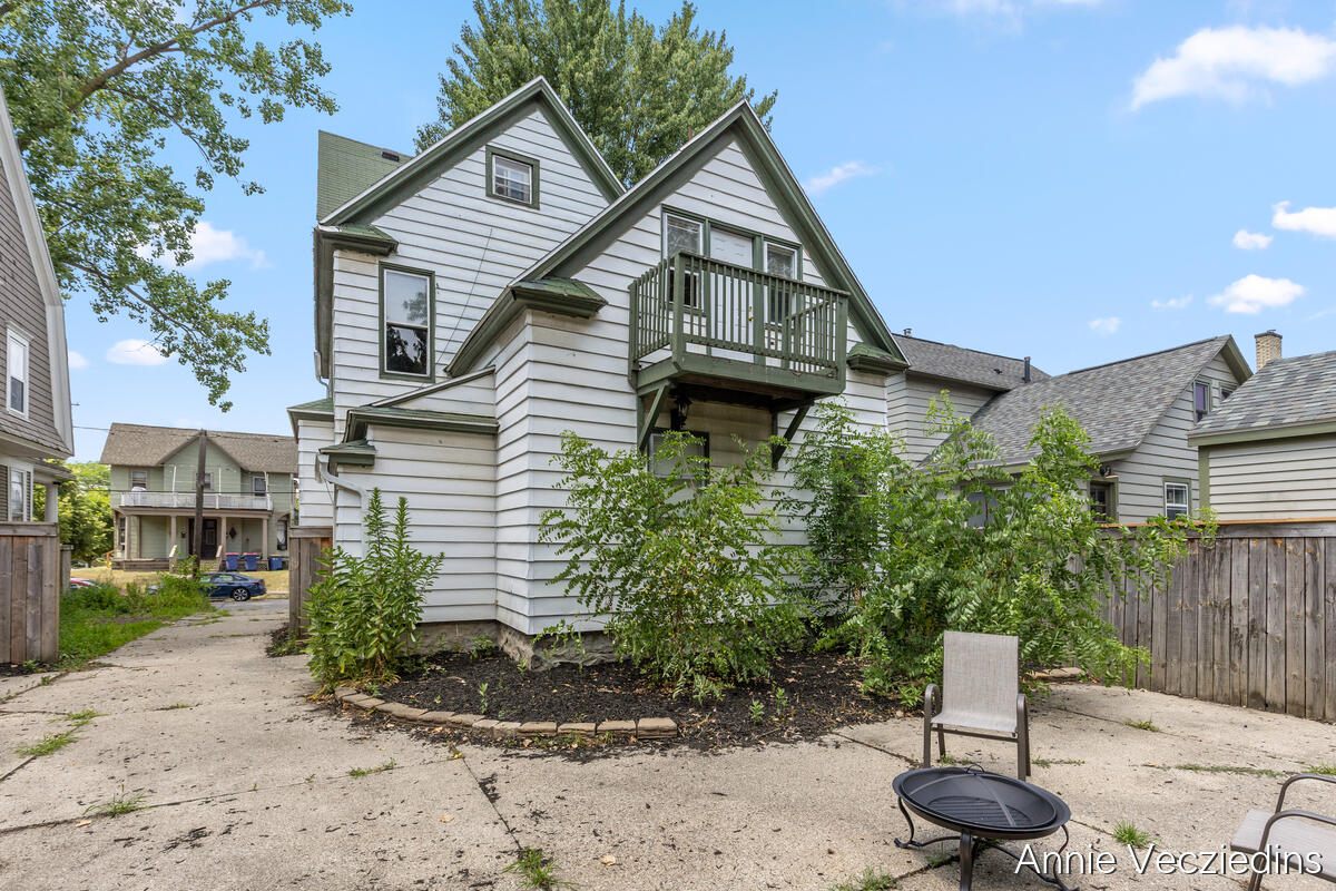262 Hollister Avenue Property Photo 36