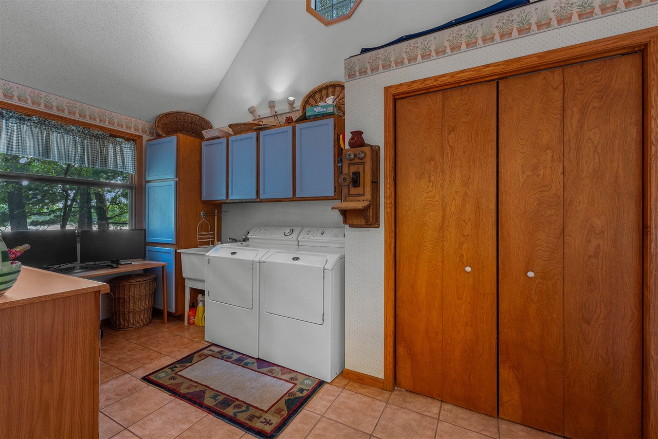 1890 Hemlock Crest Drive Property Photo 4