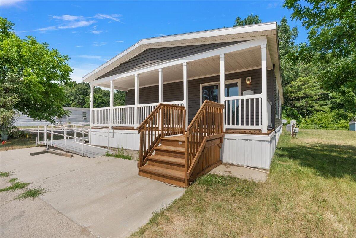 7422 Woods Edge Drive Property Photo 1