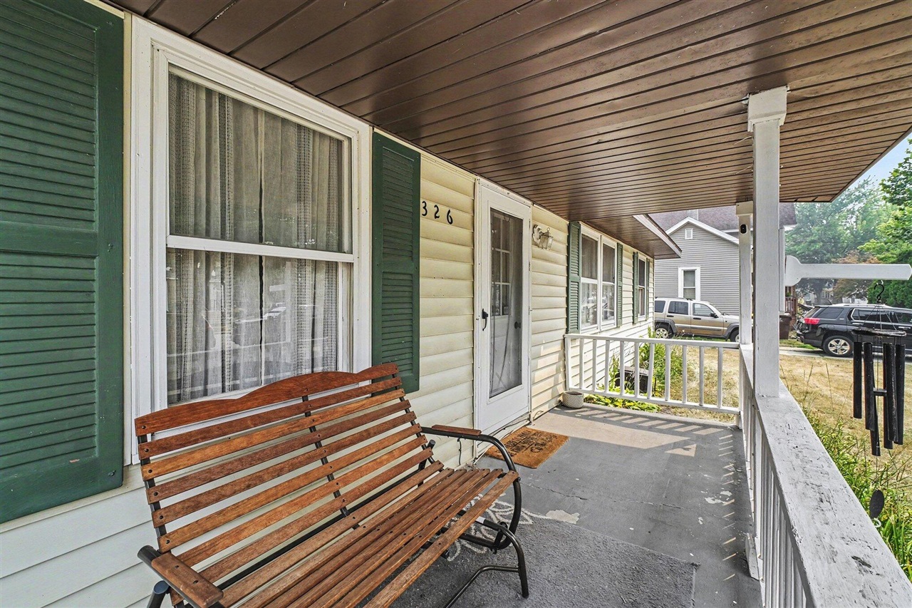326 E Adams Street Property Photo 1